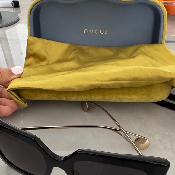 Gucci Black Oversized Sunglasses - Picture 2 of 5